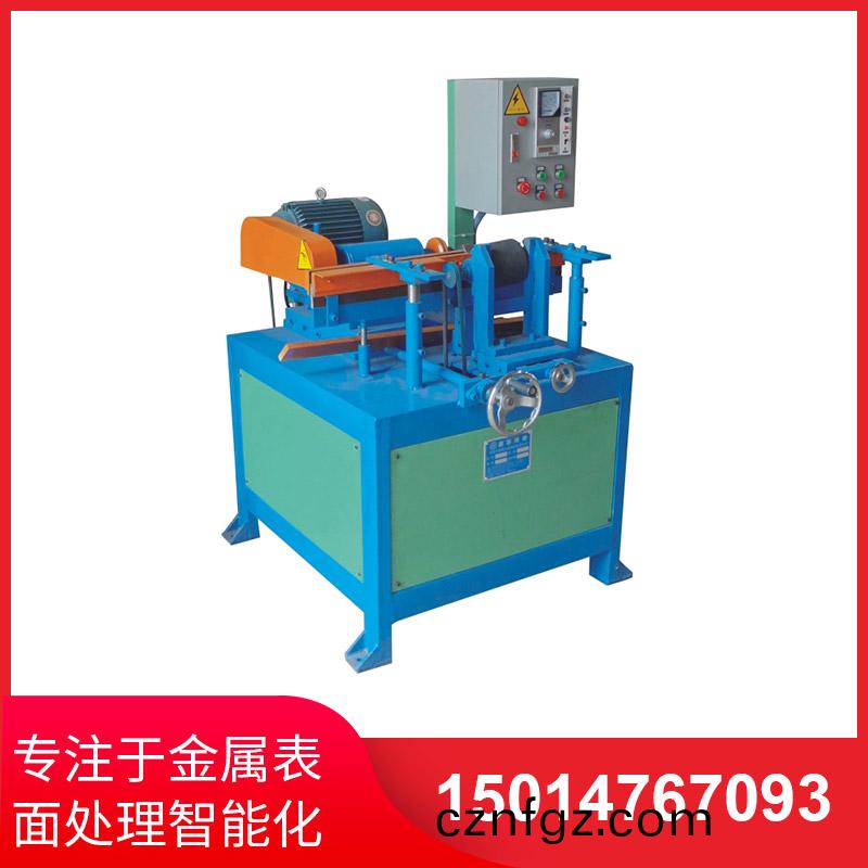 小型(xing)圓(yuan)筦(guan)抛光機(ji)實際(ji)撡(cao)作(zuo)非(fei)常簡(jian)單(dan)